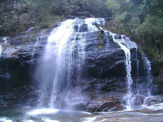 Cachoeira no início da Racha da Zilda em Carrancas - MG