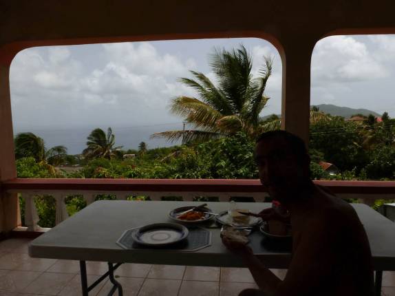 Café da manhã na nossa varanda em Baker Hill, em Montserrat, no Caribe Café da manhã na nossa varanda em Baker Hill, em Montserrat, no Caribe