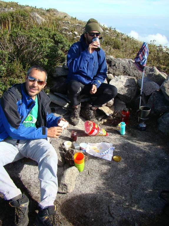 Café da manhã no alto da Pedra da Mina em Passa Quatro - MG Café da manhã no alto da Pedra da Mina em Passa Quatro - MG