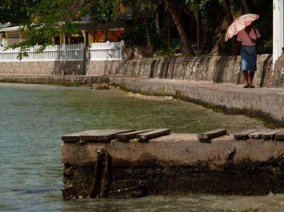 Calçada ao lado do mar em Port Elizabeth, em Bequia, ilha de São Vicente e Granadinas, no Caribe Calçada ao lado do mar em Port Elizabeth, em Bequia, ilha de São Vicente e Granadinas, no Caribe