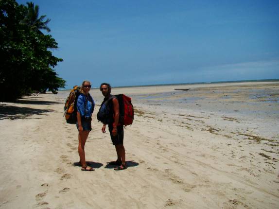 Caminhada na praia entre Moreré e a praia da Barra, na Ilha de Boipeba - BA Caminhada na praia entre Moreré e a praia da Barra, na Ilha de Boipeba - BA