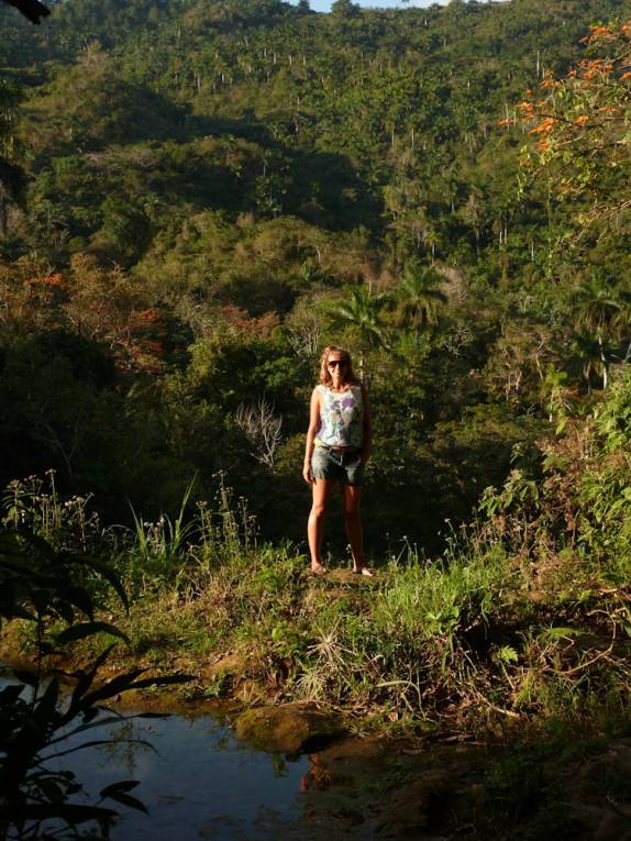 Caminhada na região da Cascata del Nicho, próxima à Cienfuegos, em Cuba Caminhada na região da Cascata del Nicho, próxima à Cienfuegos, em Cuba
