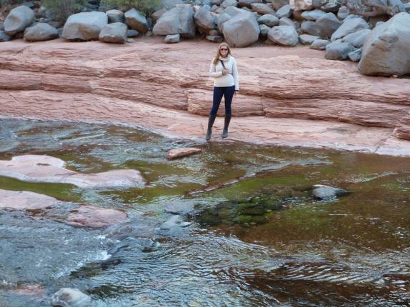 Caminhando ao lado do gelado e cristalino rio do Slide Rock State Park, perto de Sedona, no Arizona - EUA Caminhando ao lado do gelado e cristalino rio do Slide Rock State Park, perto de Sedona, no Arizona - EUA