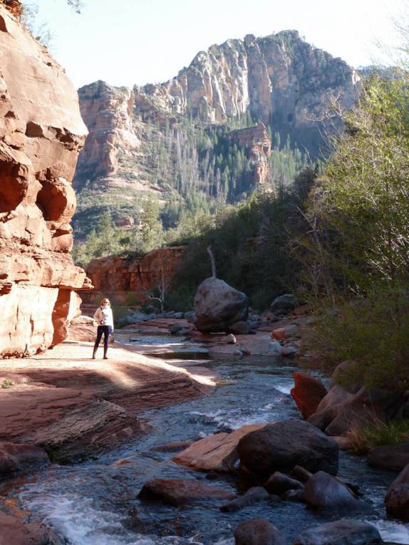 Caminhando ao lado do gelado e cristalino rio do Slide Rock State Park, perto de Sedona, no Arizona - EUA Caminhando ao lado do gelado e cristalino rio do Slide Rock State Park, perto de Sedona, no Arizona - EUA