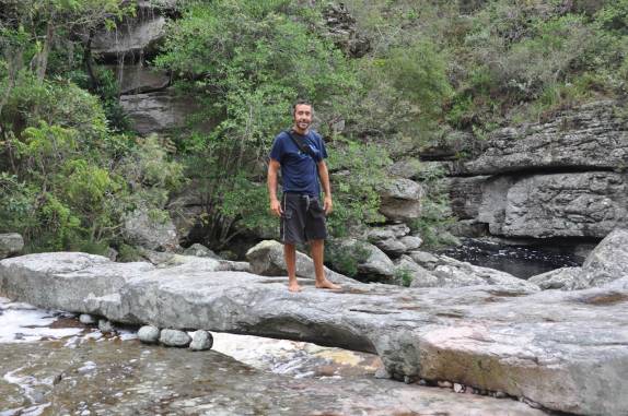 Caminhando ao longo do  rio da Cachoeira da Fumacinha, região de Ibicoara, na Chapada Diamantina - BA