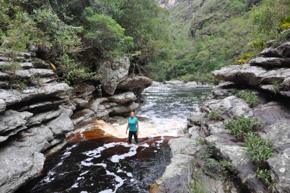 Caminhando ao longo do  rio da Cachoeira da Fumacinha, região de Ibicoara, na Chapada Diamantina - BA