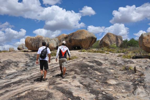 Caminhando com o Paulo no Lajedo Manoel de Souza, na região de Cabaceiras - PB