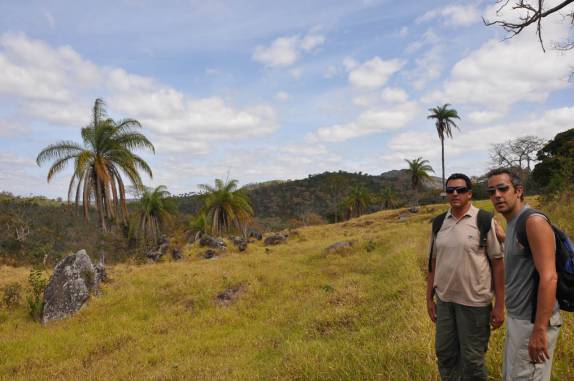 Caminhando com o Tinho, nosso guia no Parque Nacional das Sempre-Vivas, em MG Caminhando com o Tinho, nosso guia no Parque Nacional das Sempre-Vivas, em MG