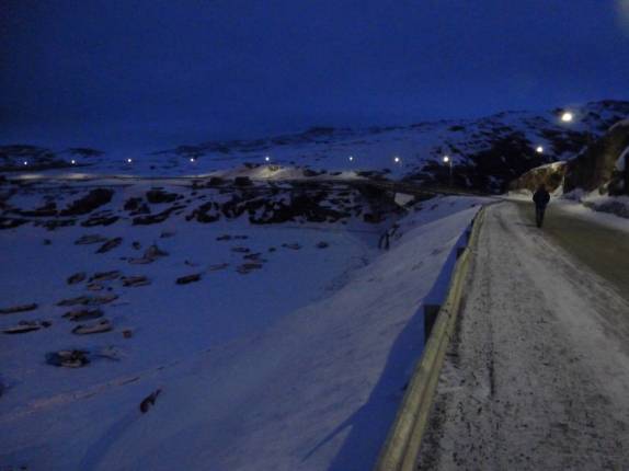 Caminhando de volta para o hotel, na madrugada de Ilulissat, na Groelândia