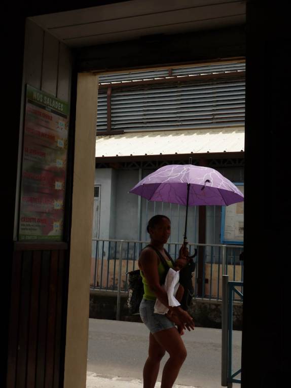 Caminhando em rua de St. Pierre, antiga capital de Martinica
