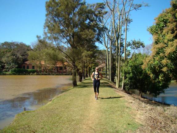 Caminhando entre açudes na fazenda em Ribeirão Preto - SP Caminhando entre açudes na fazenda em Ribeirão Preto - SP