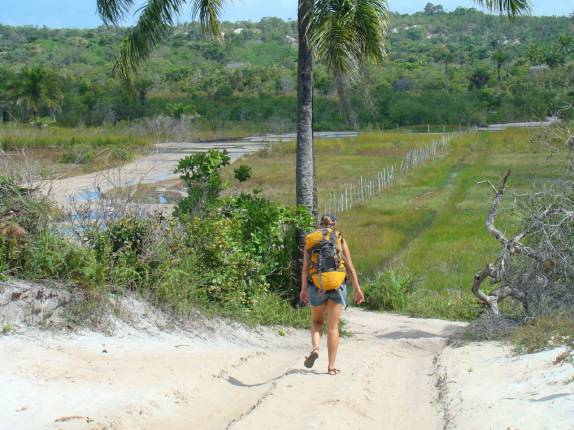 Caminhando entre Boipeba e Moreré, na ilha de Boipeba - BA