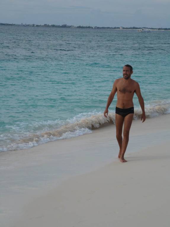 Caminhando na belíssima 7 Mile Beach, em Grand Cayman