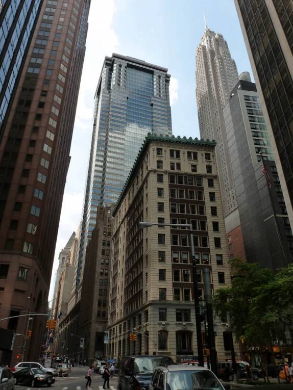 caminhando na famosa Wall Street, ano sul de Manhattan, em Nova Iorque, nos Estados Unidos caminhando na famosa Wall Street, ano sul de Manhattan, em Nova Iorque, nos Estados Unidos