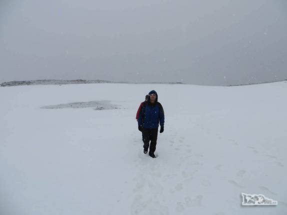 Caminhando na neve rumo a Stromness, na Geórgia do Sul Caminhando na neve rumo a Stromness, na Geórgia do Sul