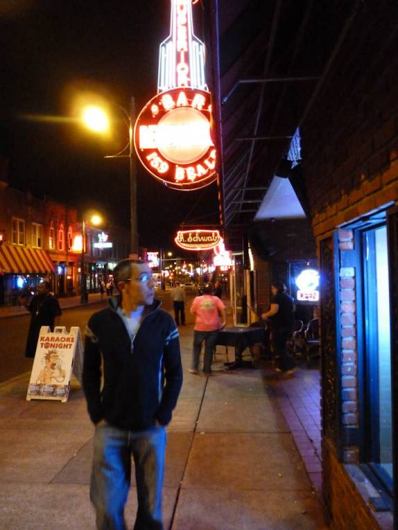 Caminhando na noite agitada da Beale Street, em Memphis, no Tennessee - EUA