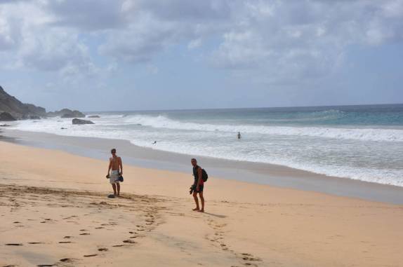 Caminhando na Praia da Conceição rumo à Praia da Cacimba, em Fernando de Noronha - PE