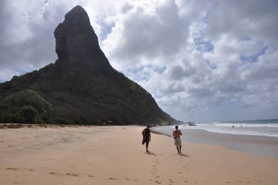 Caminhando na Praia da Conceição rumo à Praia da Cacimba, em Fernando de Noronha - PE Caminhando na Praia da Conceição rumo à Praia da Cacimba, em Fernando de Noronha - PE
