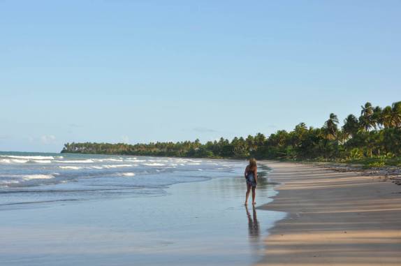 Caminhando na praia de Bainema, próximo à Moreré, na Ilha de Boipeba - BA