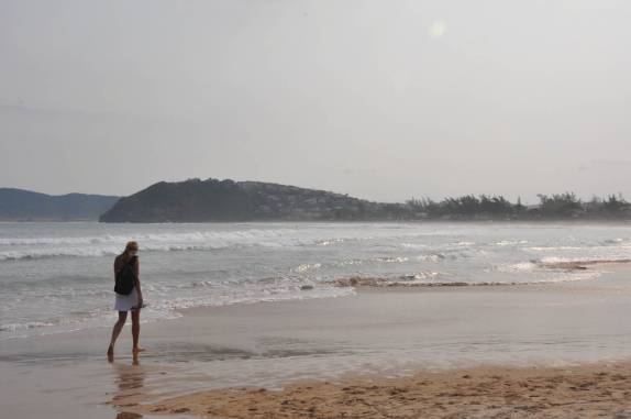 Caminhando na praia de Geribá, em Búzios - RJ Caminhando na praia de Geribá, em Búzios - RJ
