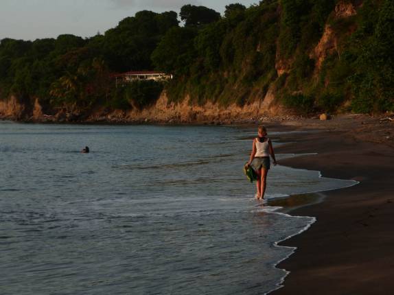 Caminhando na praia de woodland, em Montserrat, no Caribe Caminhando na praia de woodland, em Montserrat, no Caribe