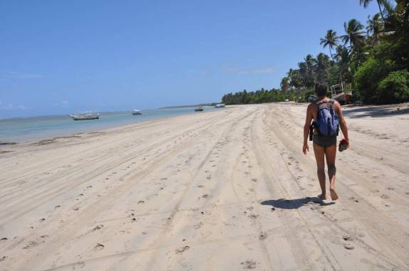 Caminhando na Quarta Praia, em Morro de São Paulo - BA Caminhando na Quarta Praia, em Morro de São Paulo - BA