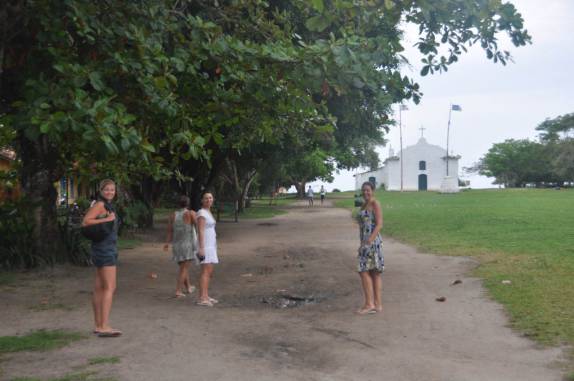 Caminhando no Quadrado, em Trancoso - BA