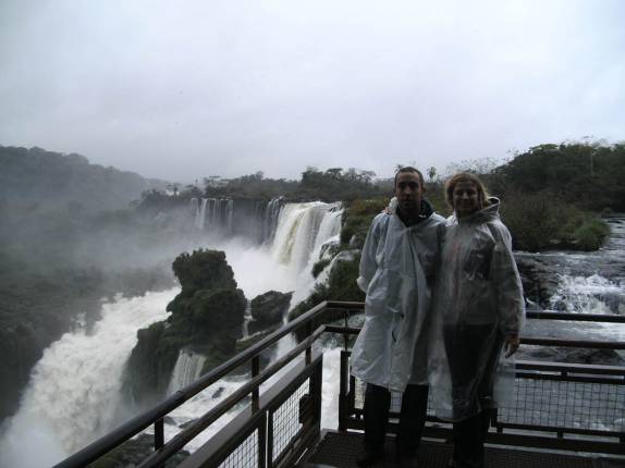 Caminhando no trilha superior das cataratas no Parque Nacional Iguazu, em Puerto Iguazu - Argentina Caminhando no trilha superior das cataratas no Parque Nacional Iguazu, em Puerto Iguazu - Argentina