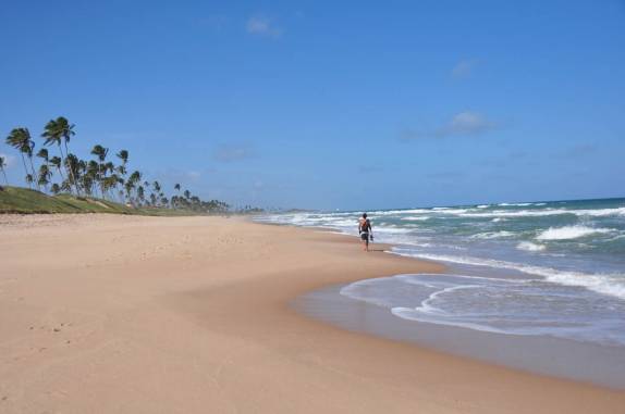 Caminhando para a Vila Hippie em Arembepe - BA Caminhando para a Vila Hippie em Arembepe - BA