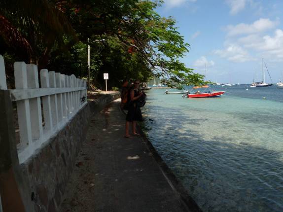 Caminhando para o hotel pela orla de Port Elizabeth, a capital da ilha de Bequia, em São Vicente e Granadinas, no sul do Caribe Caminhando para o hotel pela orla de Port Elizabeth, a capital da ilha de Bequia, em São Vicente e Granadinas, no sul do Caribe