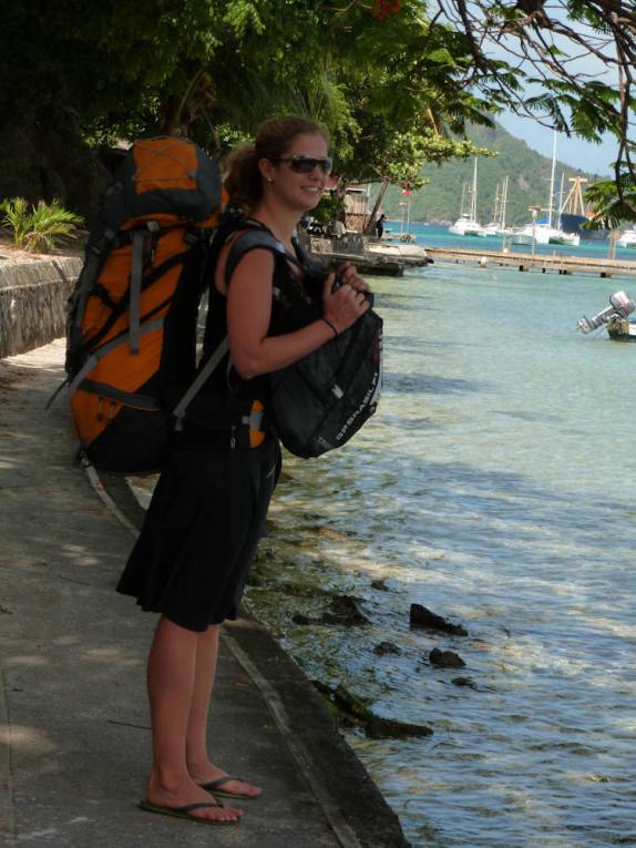 Caminhando para o hotel pela orla de Port Elizabeth, a capital da ilha de Bequia, em São Vicente e Granadinas, no sul do Caribe Caminhando para o hotel pela orla de Port Elizabeth, a capital da ilha de Bequia, em São Vicente e Granadinas, no sul do Caribe