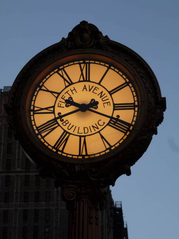 Caminhando pela 5a Avenida, em Nova Iorque - Estados Unidos