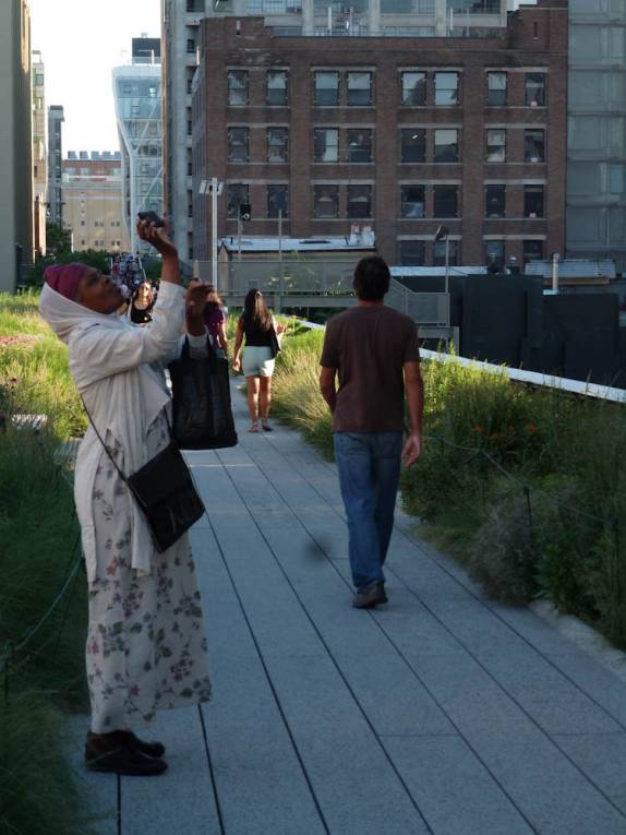 Caminhando pela High Line em Nova Iorque - Estados Unidos Caminhando pela High Line em Nova Iorque - Estados Unidos
