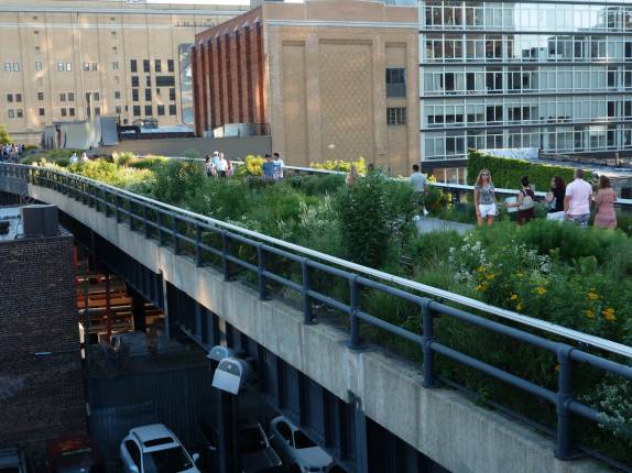 Caminhando pela High Line em Nova Iorque - Estados Unidos Caminhando pela High Line em Nova Iorque - Estados Unidos