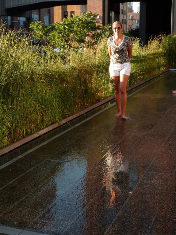 Caminhando pela High Line em Nova Iorque - Estados Unidos Caminhando pela High Line em Nova Iorque - Estados Unidos