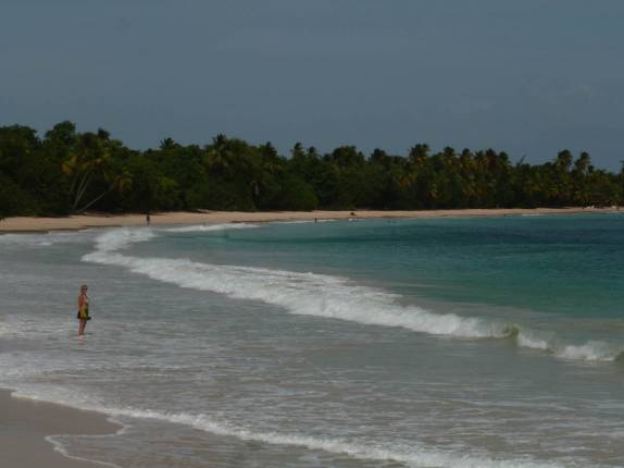 Caminhando pela magnífica praia Les Salines, em Sainte Anne, no sul de Martinica