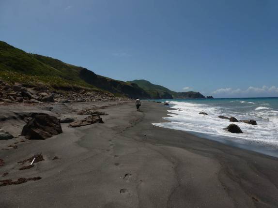 Caminhando pela praia de cinzas em Montserrat, no Caribe