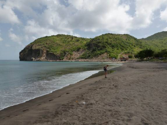 Caminhando pela praia de Little Bay até o porto onde está o barco de mergulho, em Montserrat, no Caribe