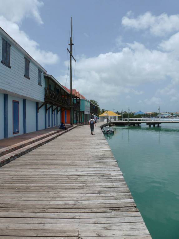 Caminhando pela tranquila orla de St John's, a capital de Antígua, no Caribe Caminhando pela tranquila orla de St John's, a capital de Antígua, no Caribe