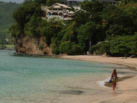 Caminhando por praia na ilha de Bequia, em São Vicente e Granadinas, no sul do Caribe Caminhando por praia na ilha de Bequia, em São Vicente e Granadinas, no sul do Caribe