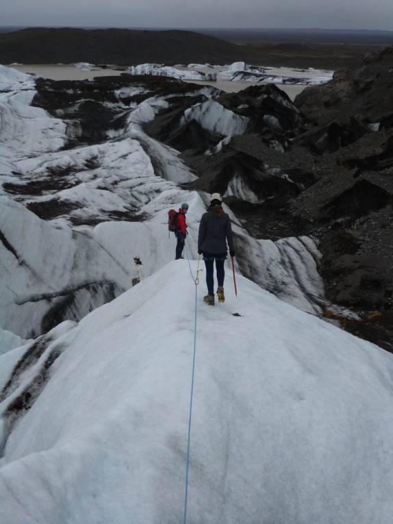 Caminhando sobre a geleira Vatnajokull, no parque de Skaftafell, no sul da Islândia Caminhando sobre a geleira Vatnajokull, no parque de Skaftafell, no sul da Islândia