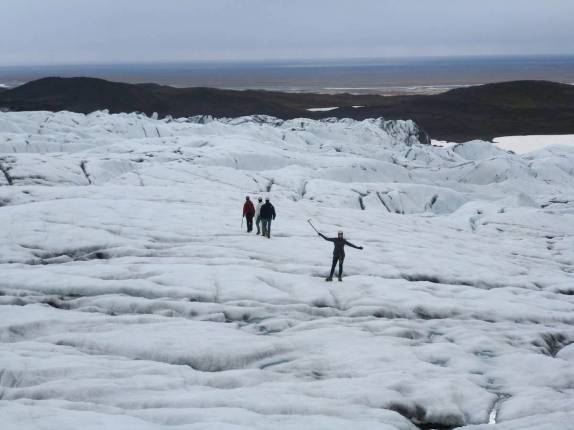 Caminhando sobre a maior geleira da Europa, a Vatnajokull, no parque de Skaftafell, no sul da Islândia Caminhando sobre a maior geleira da Europa, a Vatnajokull, no parque de Skaftafell, no sul da Islândia