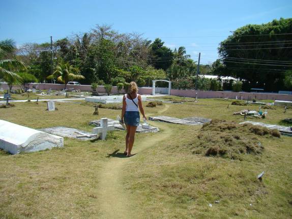 Caminho para a praia em Harbour Island - atravessando o cemitério