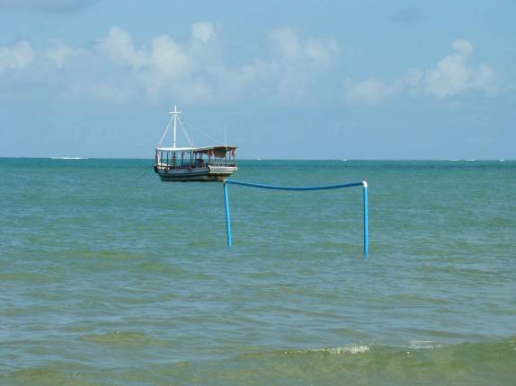 Campo de futebol alagado na maré cheia, na praia de Moreré, na ilha de Boipeba - BA
