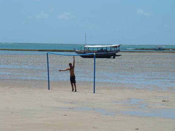 Campo de futebol na maré baixa, em Moreré, na Ilha de Boipeba - BA
