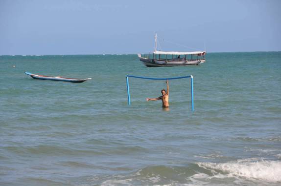 Campo de futebol na maré cheia, em Moreré, na Ilha de Boipeba - BA