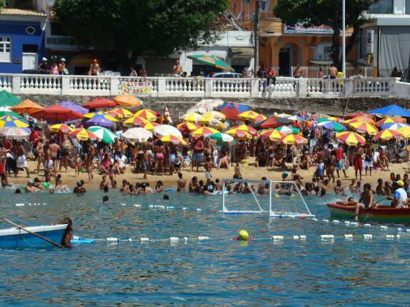 Campo de Polo Aquático armado em praia em Salvador - BA