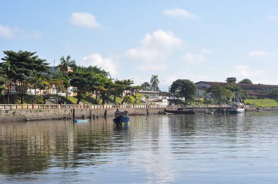 Cananéia vista da balsa para Ilha Comprida Cananéia vista da balsa para Ilha Comprida
