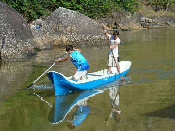 Canoas no rio ao lado da praia no Bonete em Ilha Bela - SP Canoas no rio ao lado da praia no Bonete em Ilha Bela - SP