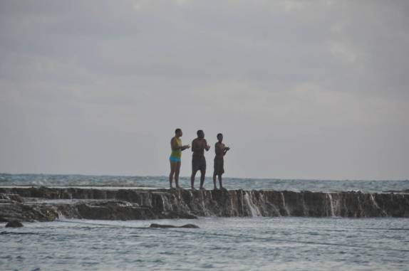 Cantando e dançando no final de tarde em Arembepe - BA